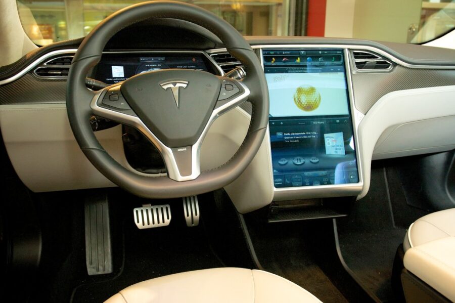 Tesla Model S Performance - Ein moderner Innenraum, passend zum modernen Antrieb