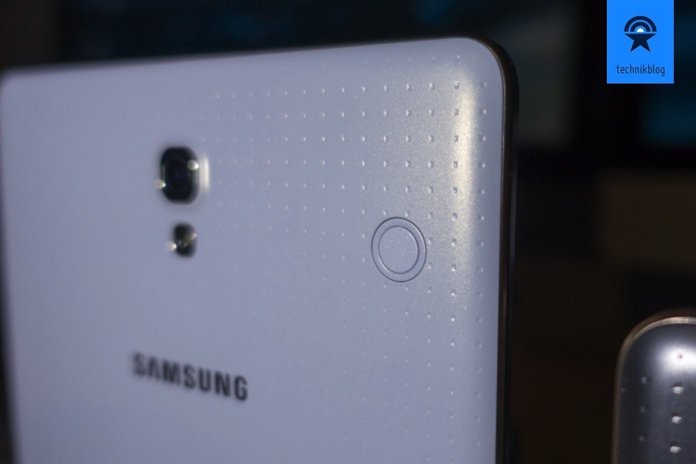 Samsung Galaxy Tab S: Diese "Knöpfe" dienen zum Anschliessen von Zubehör.