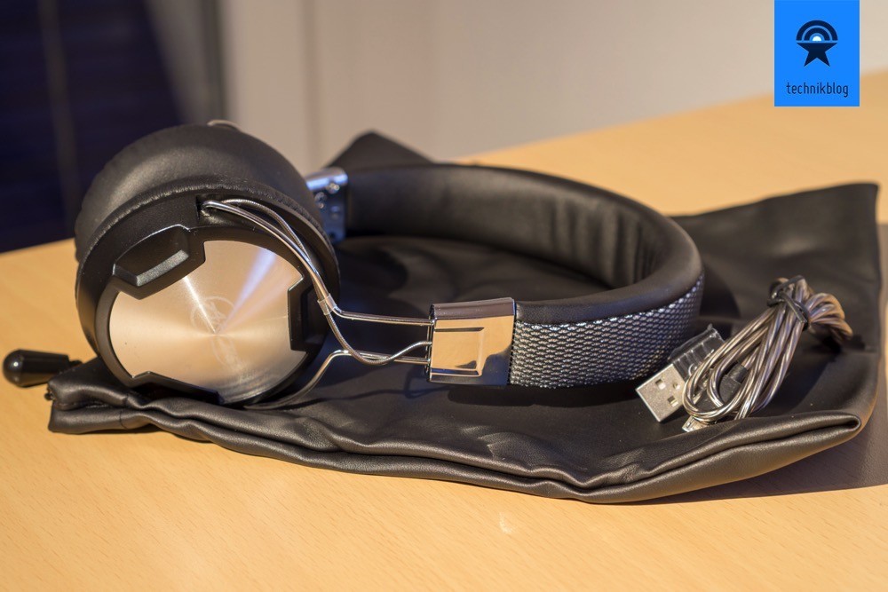 Im Lieferumfang des Arctic Kopfhörers liegt ein USB Kabel und eine Hülle für den Transport bei.