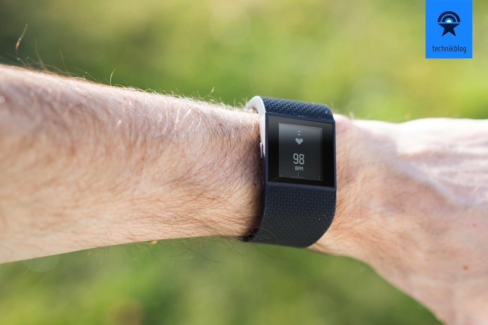 Fitbit Surge misst die Herzfrequenz den ganzen Tag über