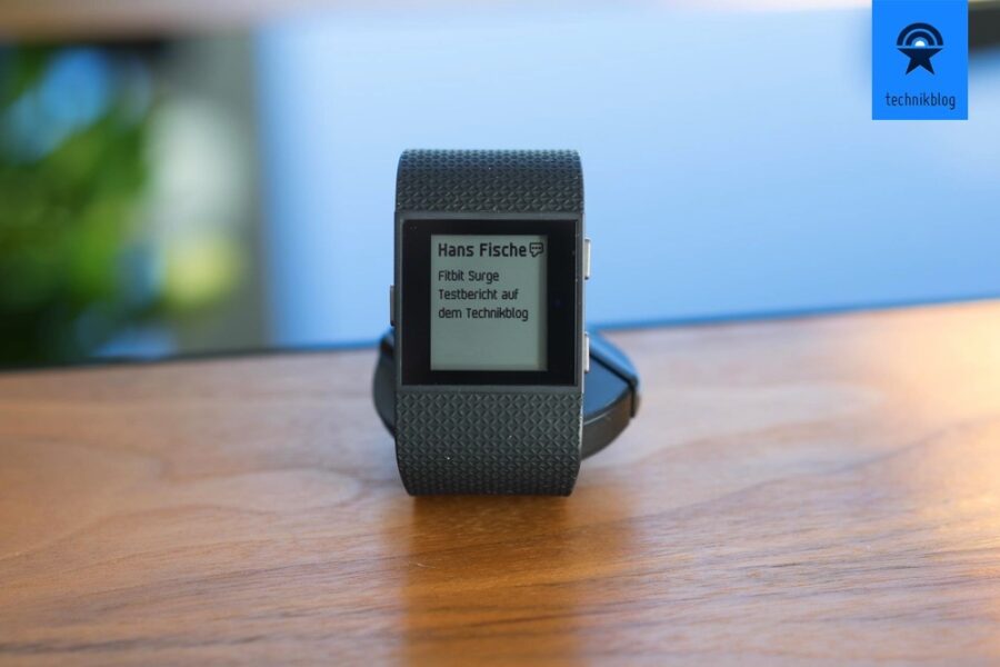 Fitbit Surge kann auch Nachrichten anzeigen