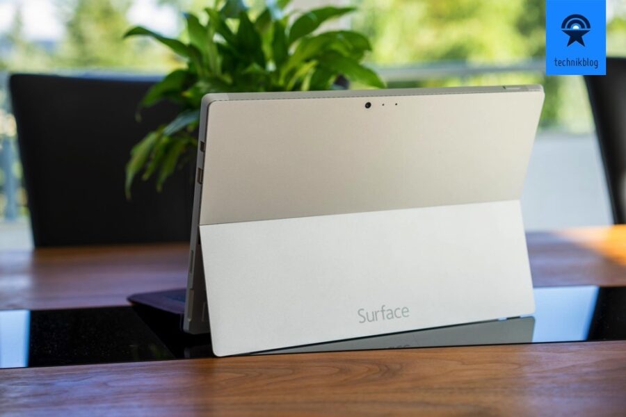 Der Klappständer des Surface 3 lässt sich im Winkel fast beliebig verstellen.
