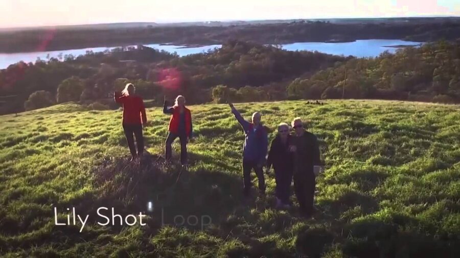 Gruppenfoto mit der Lily Camera auf einem Hügel - erlaubt