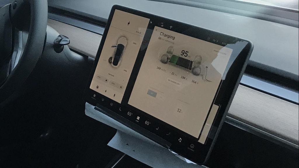 Tesla Model 3: Display und Ladeanzeige
