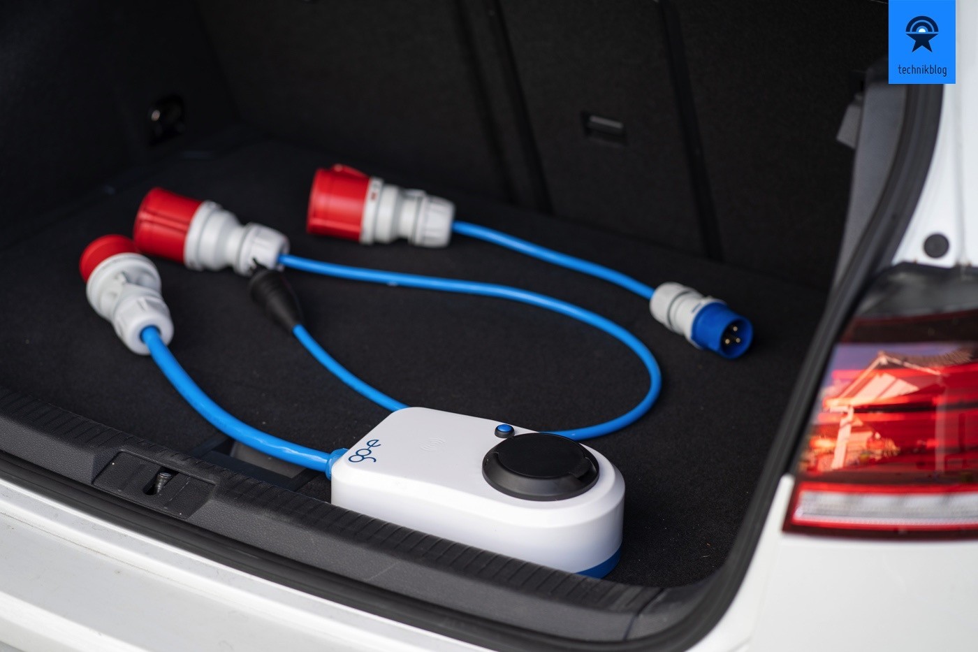 Der go-eCharger mit Adaptern im Kofferraum des VW e-Golf