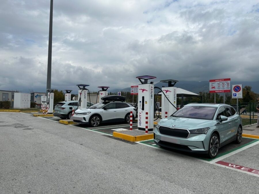 Schweizer besetzen Ionity in Italien mit MEB Fahrzeugen