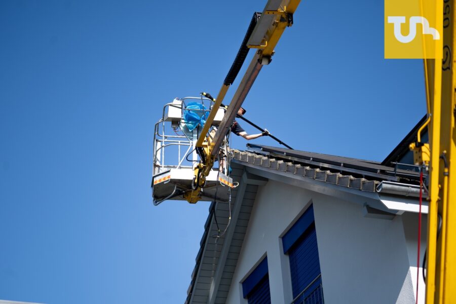 Damit das ganze Dach gereinigt werden konnte, wurde mit einer Hebebühne gearbeitet