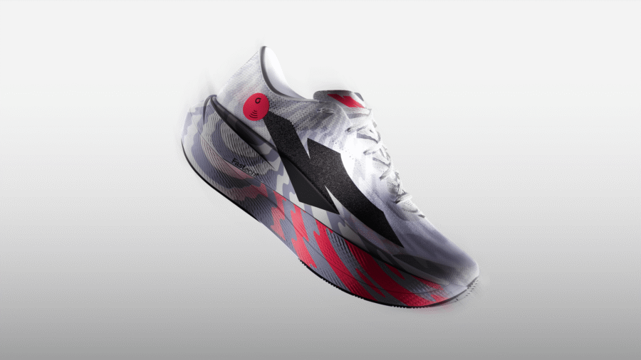 Kiprun KIPNEXT Connect im Profil – Der neue Laufschuh mit integriertem SOLLO-Verschleisssensor und 53 mm Stapelhöhe aus superkritischem A-TPU-Schaum.