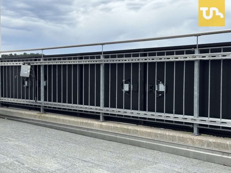 PV-Module auf Westseite montiert, Sandwich-Konstruktion bewährt sich als gute Lösung