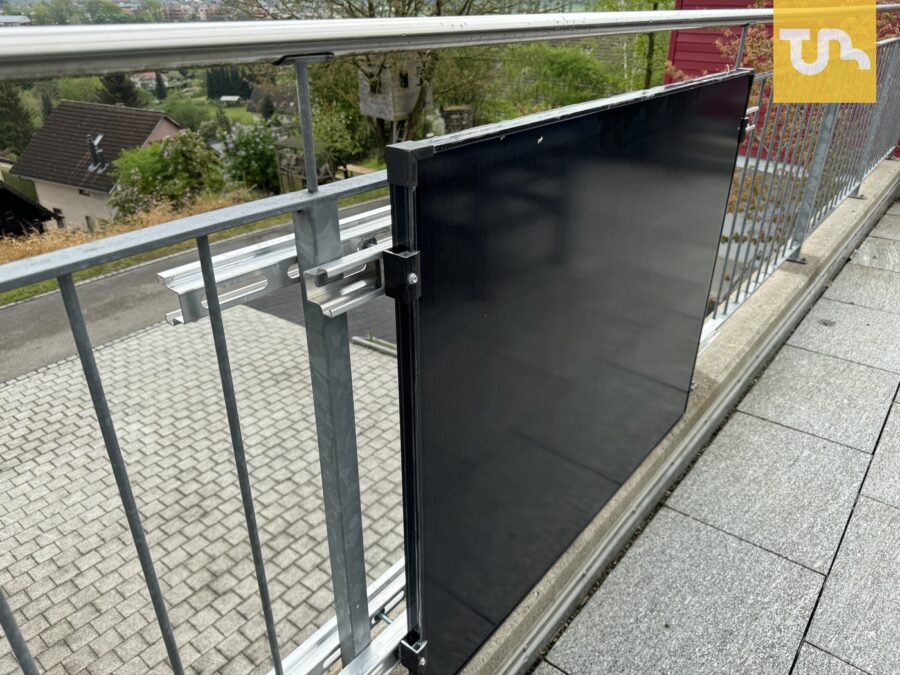 Testaufbau für vertikale PV-Module an Terrassengeländer