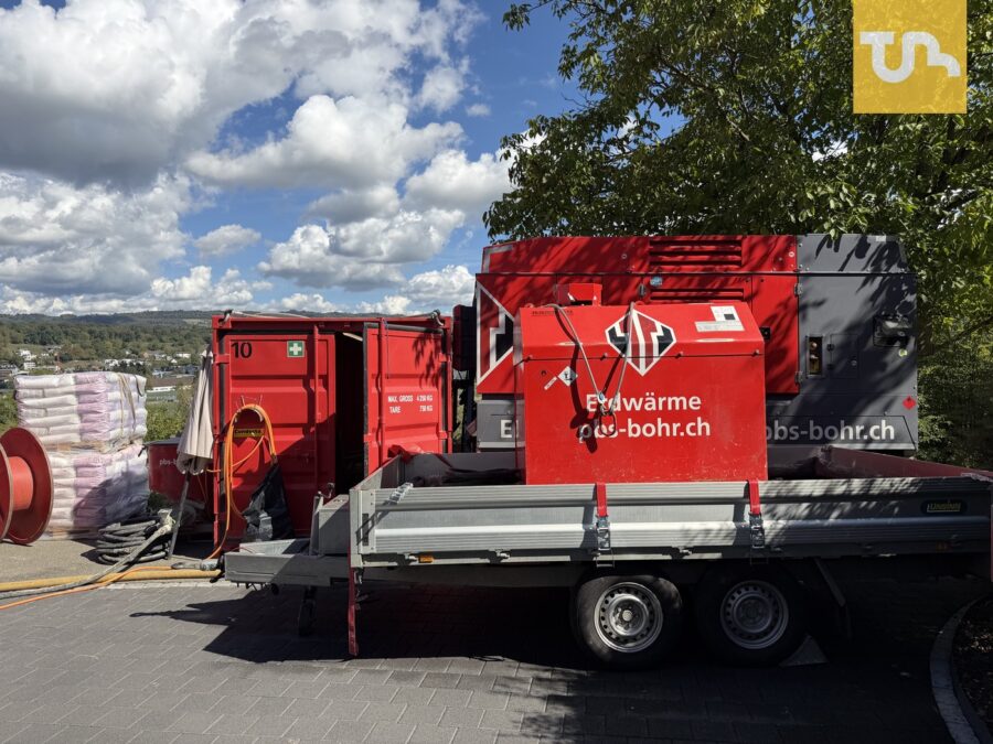 Eine Erdsondenbohrung braucht viel Platz, hier Kompressor und Materialwagen