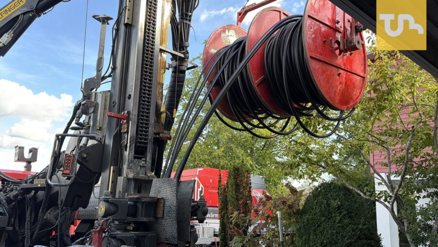 Die Sonde wird ins Bohrloch eingelassen