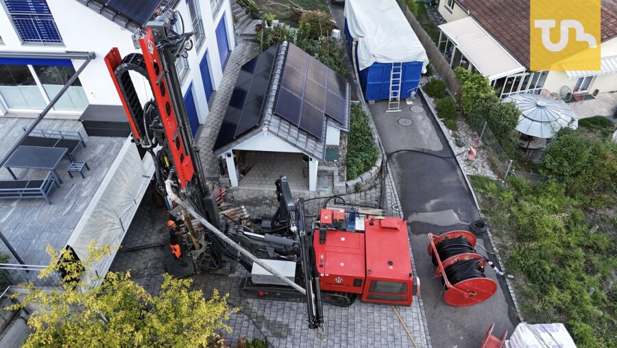 Die Baustelle während der Bohrung, mit Mulde für für das Bohrgut